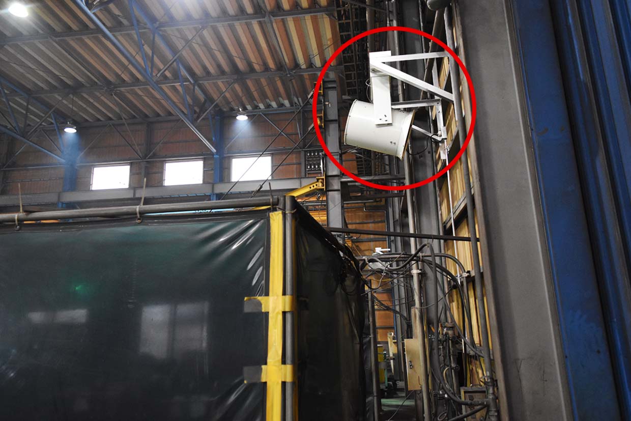 建屋の八方に搬送ファンを設置、棟部分のルーフファンに熱やヒュームを誘導。