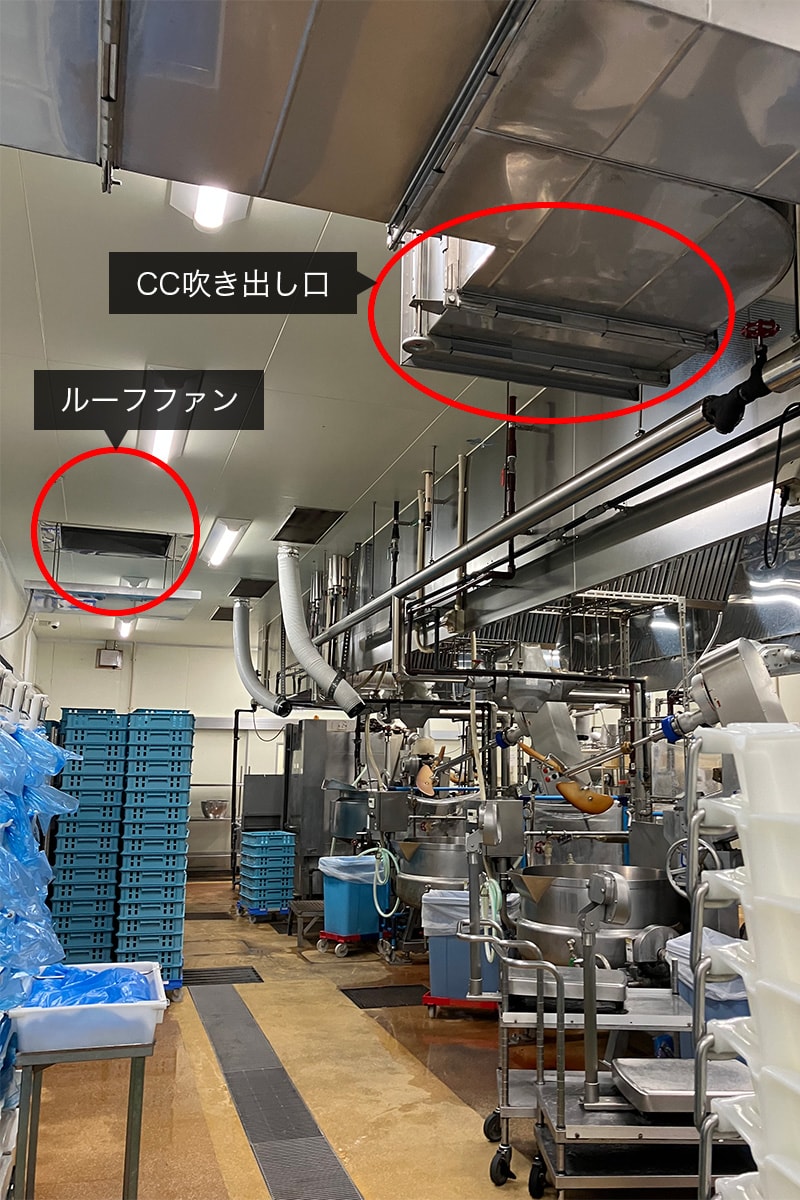 作業エリアに涼風が届くようにダクトを配管。