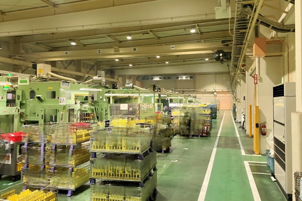 作業エリア<br>縦長の建屋で縦が約50m、横が約15m。手前側の左右両端に搬送ファンとユニットファンを設置。画像奥から中央部にかけてはクレーン稼働の制約がありユニットファン/搬送ファンの設置はしていない。