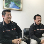 (左)生産管理部部長<br> 末安正明様<br> (右)鳥栖工場工場長<br> 指山雄二様