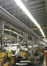 作業者の頭上から涼風がたっぷり送られています。