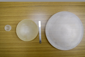 レンズの大きさは7φ~400φと幅広いラインナップ。ニーズに合った製品を提供(写真は一部/定規は15㎝)