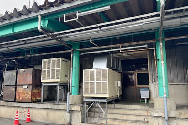 現場写真(第1工場) 架台を高くしてダクトを通し室内に給気。